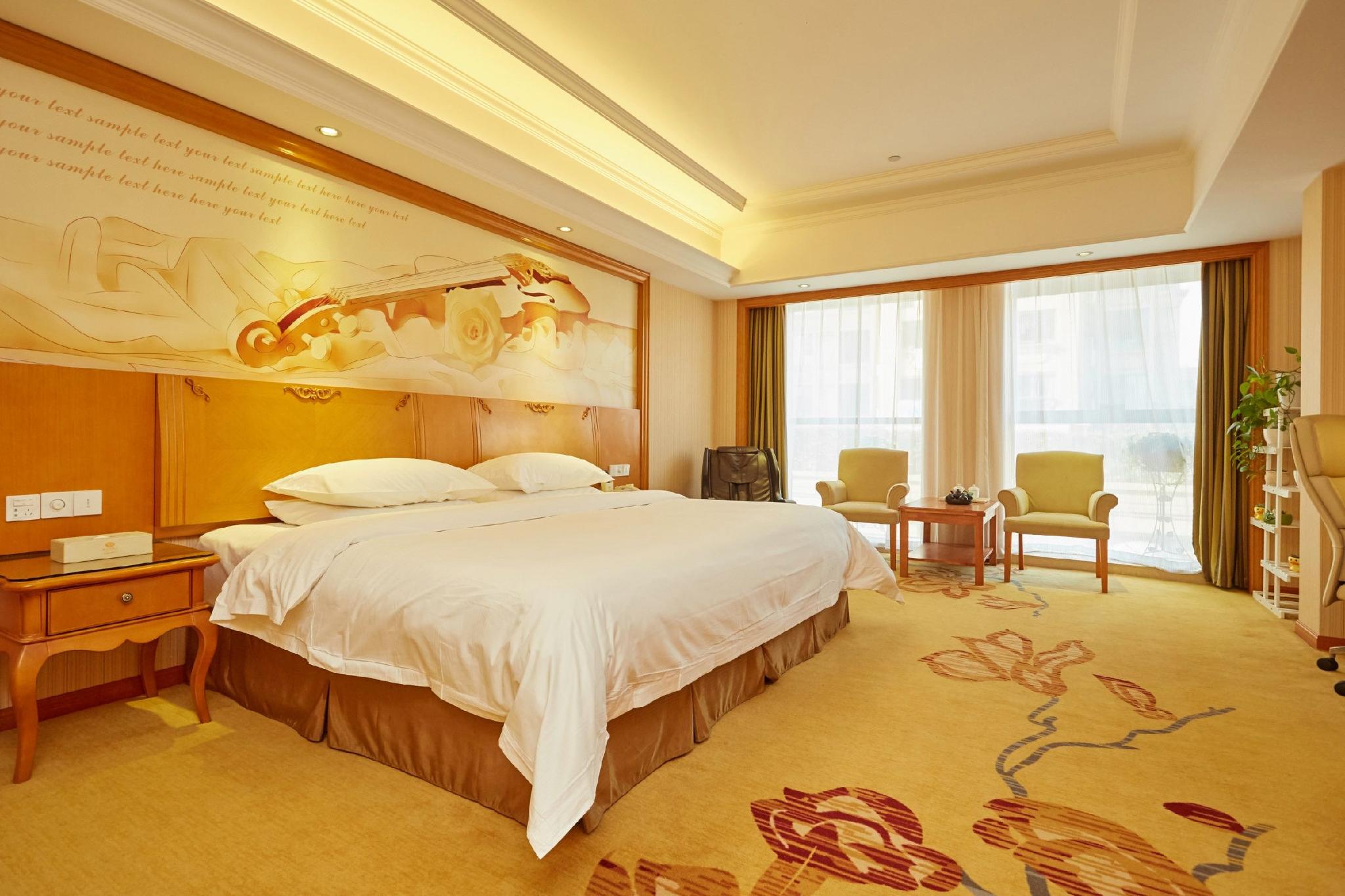 Vienna Hotel (Shanghai Meilan Lake Metro Station) 24/41