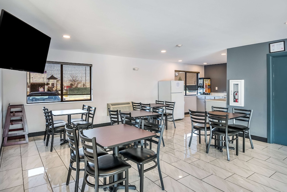 Americas Best Value Inn East Peoria 30/34