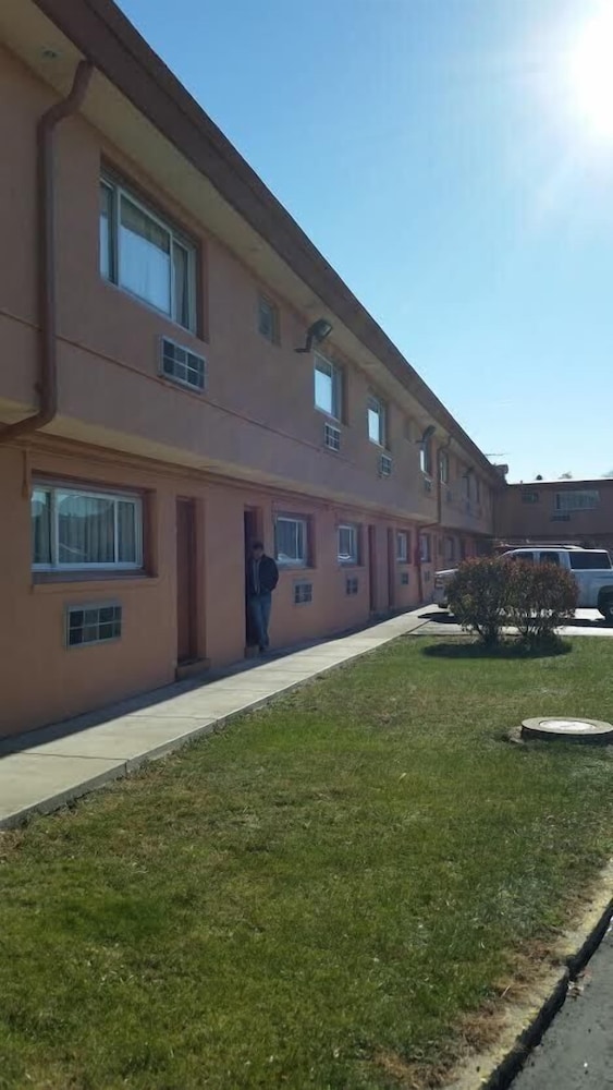 Skylark Motel 42/49