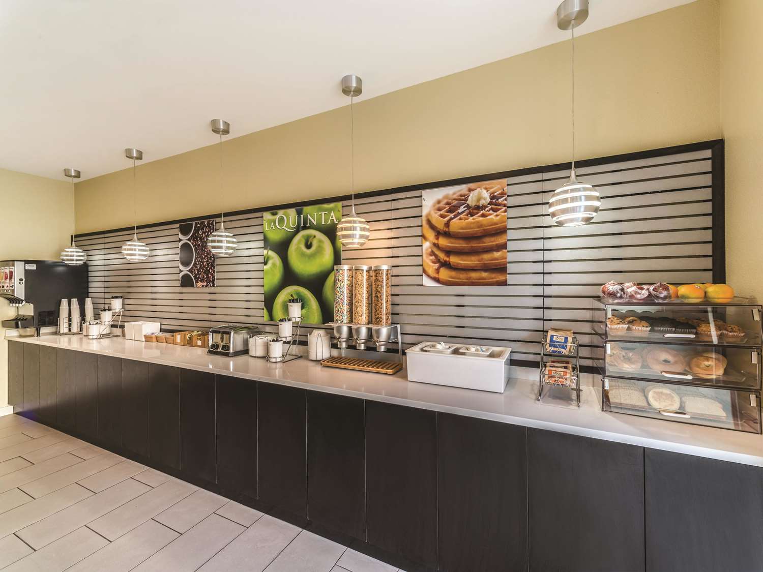 La Quinta Inn & Suites by Wyndham Collinsville - St. Louis 11/42