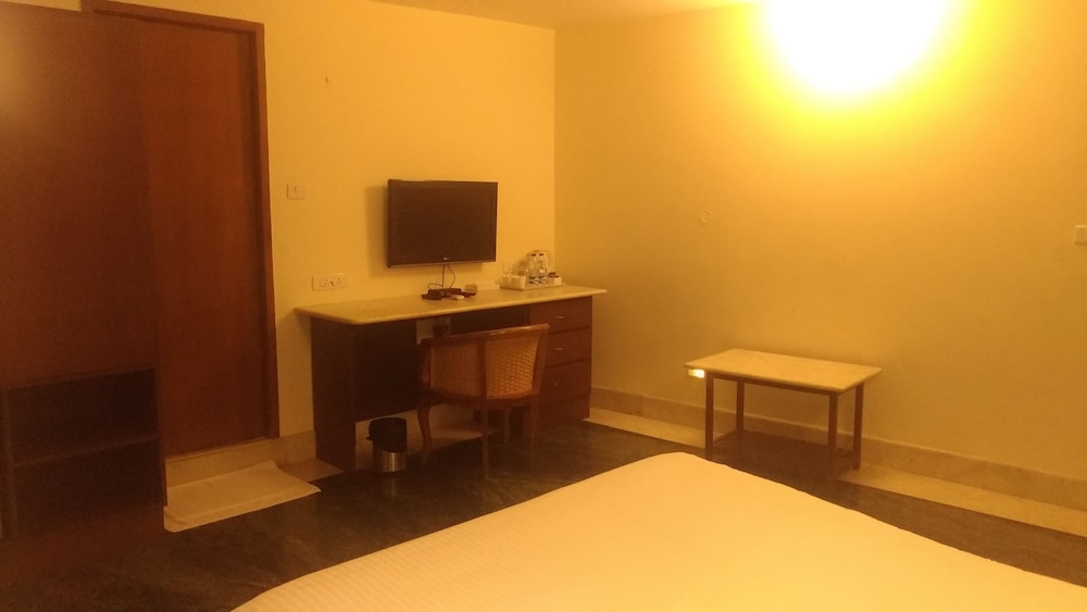 Hanu Reddy Residences Poes Garden 45/57