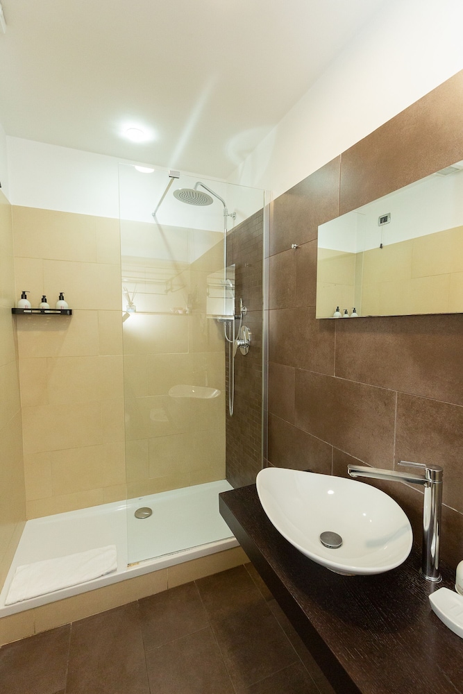 Deluxe, Queen Bed, SUITINN 19 HOTEL 4/5