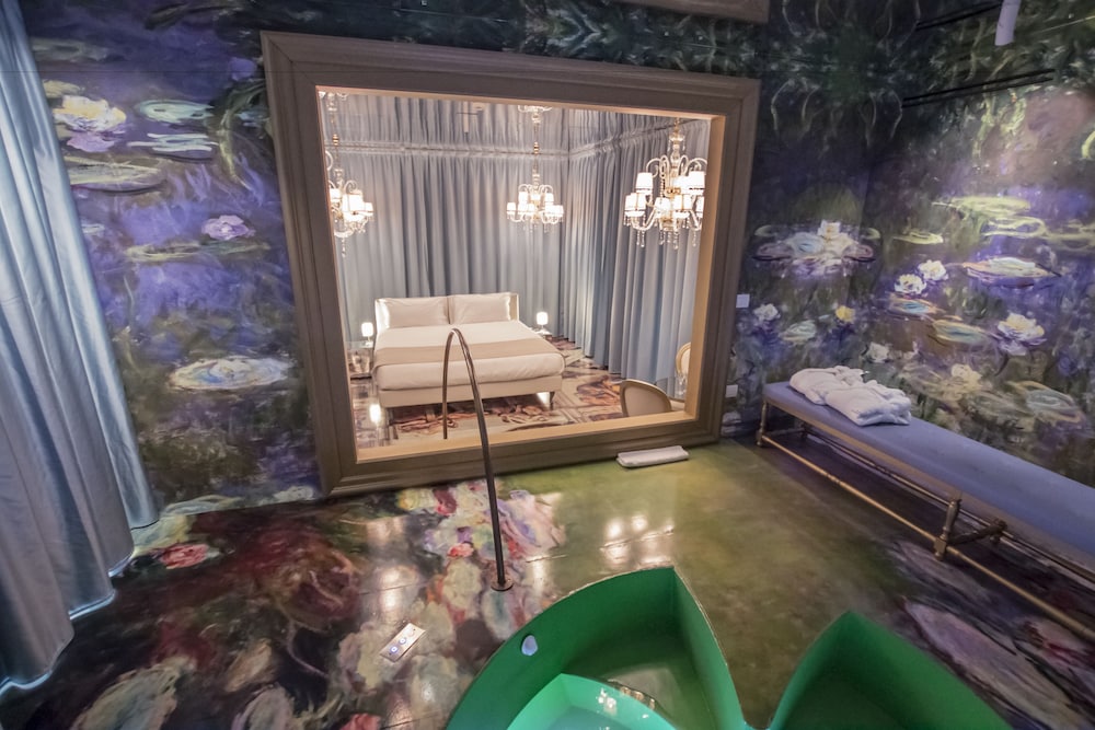 Emotional Grand Motel 20/50