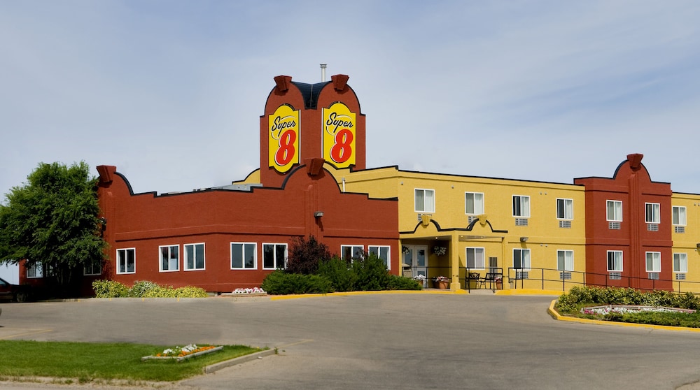 Super 8 by Wyndham Swift Current 1/46