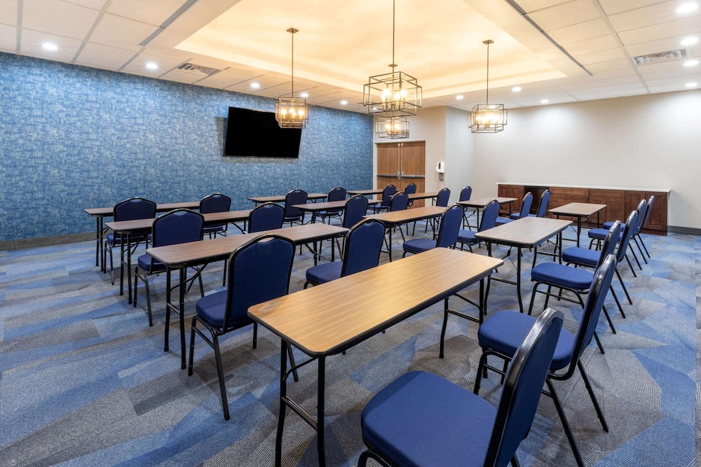 La Quinta Inn & Suites by Wyndham Frisco 33/39