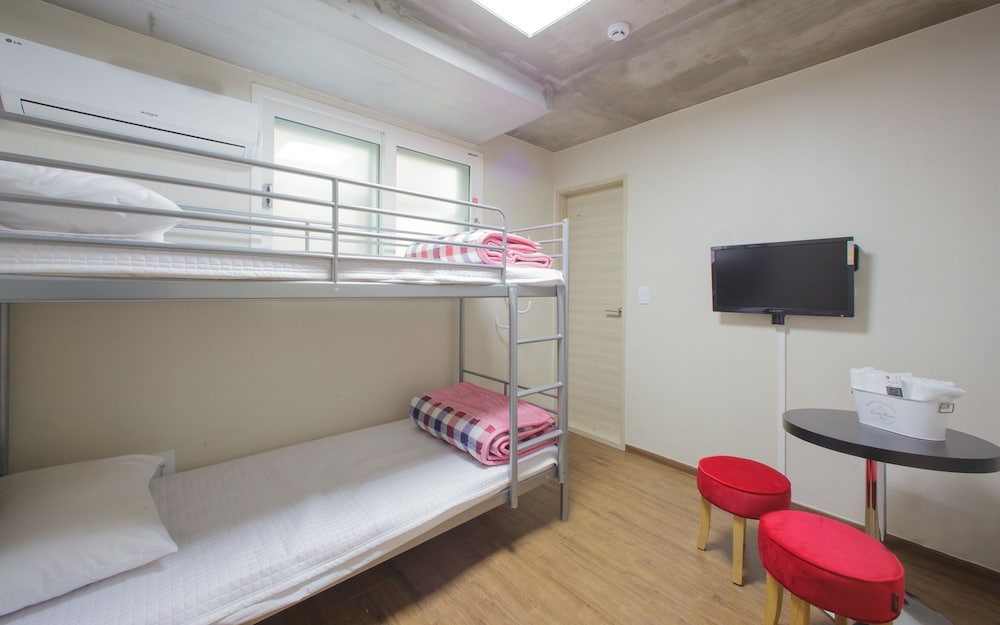 KW Hongdae Line Hostel 6/40