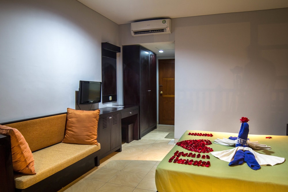 FOURTEEN ROSES BEACH HOTEL 44/62