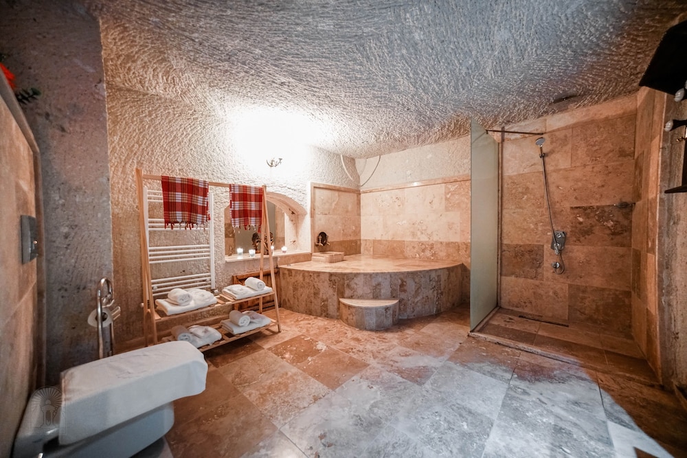 Zeus Cave Suites 16/50