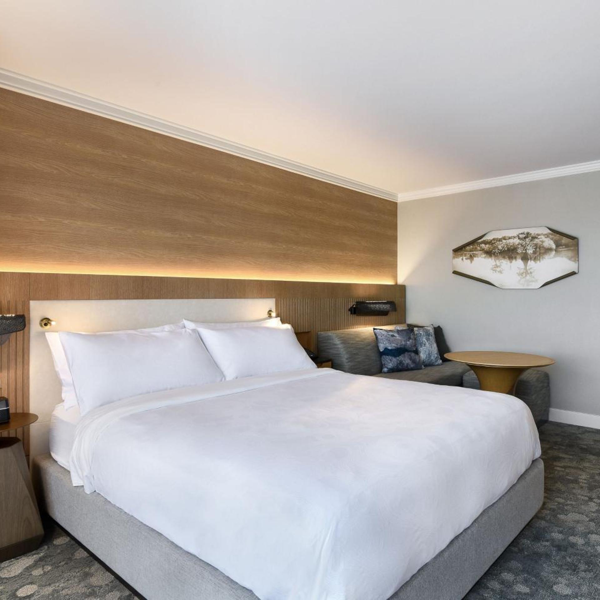 Guest Room, King Bed, Lake Front, Balcony