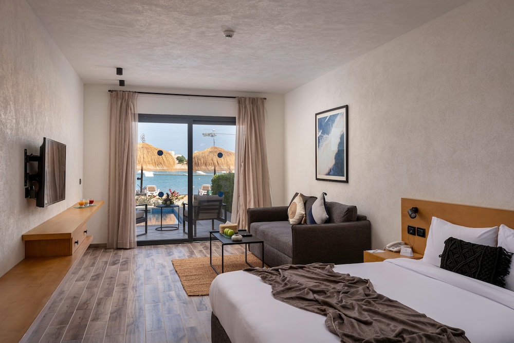Creek, Studio, Queen Bed, Lagoon View, Sofa, Plunge Pool
