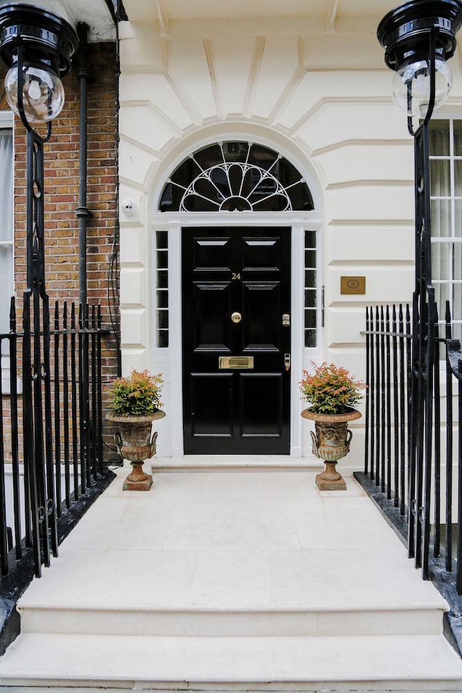 Henry's Townhouse 4/53