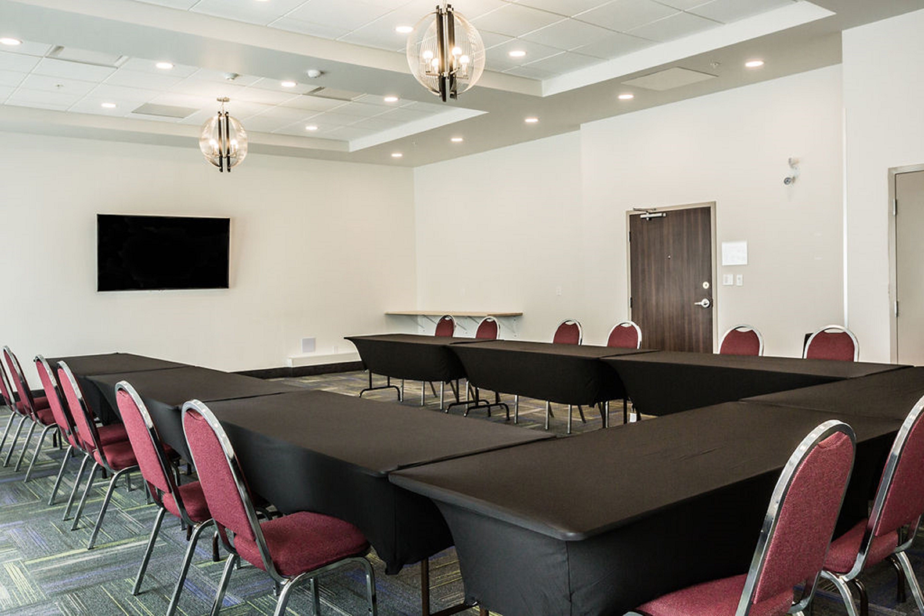 Holiday Inn Express Suites Edmonton N St Albert 62/72