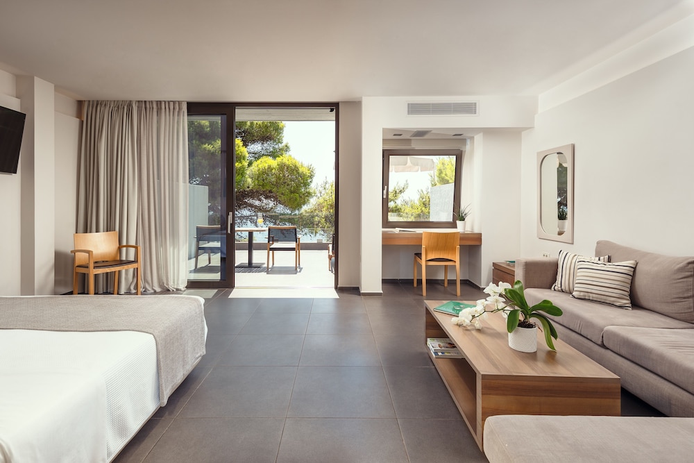 White Rocks Hotel & Bungalows 56/77