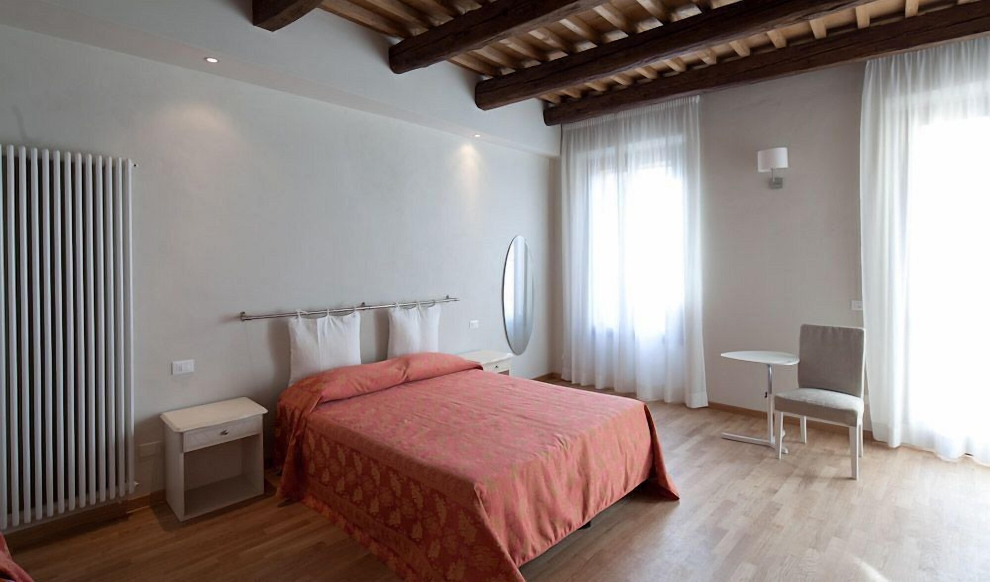 غرفة رباعية، Honey Rooms 4/10