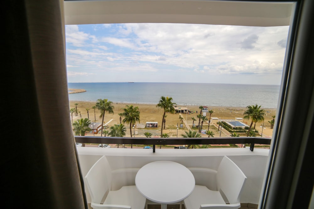 Les Palmiers Beach Hotel 60/69