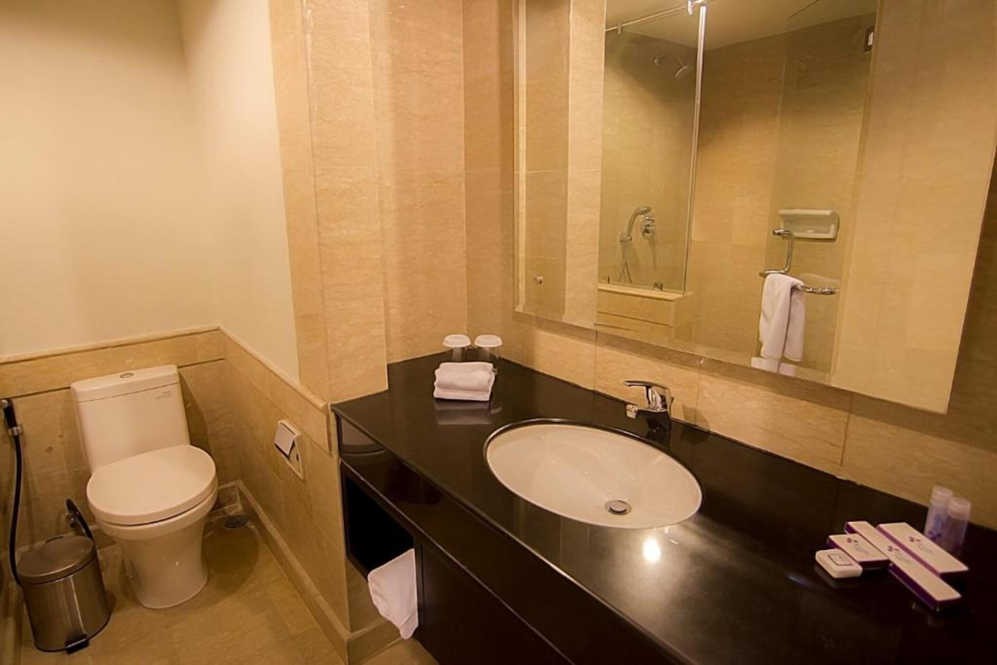 2 BEDROOMS, DELUXE, TWIN BEDS