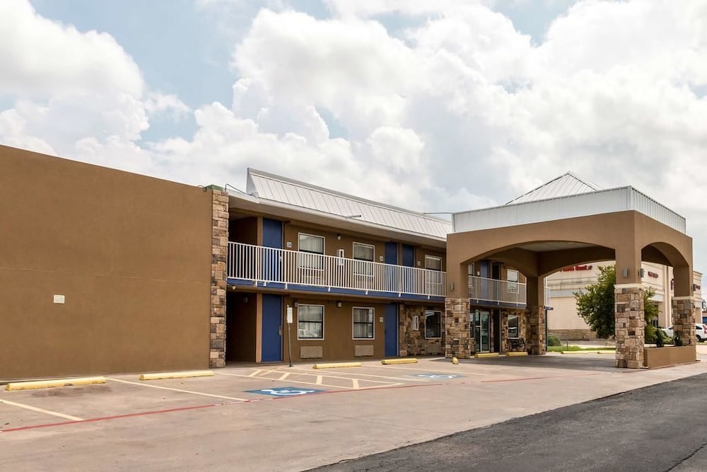 Econo Lodge Mineral Wells, TX 19/23