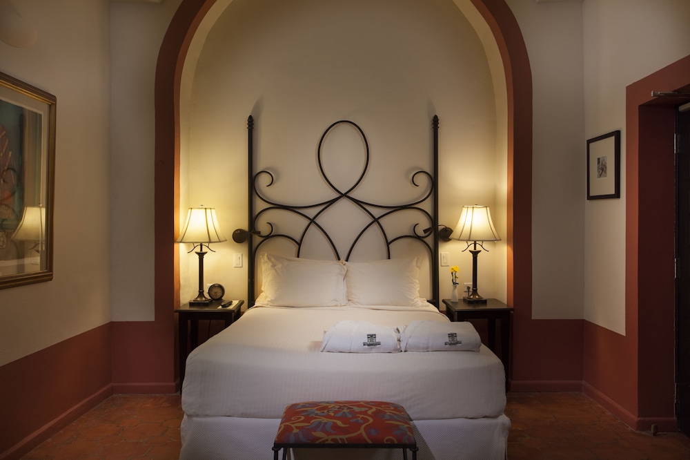 El Convento Hotel 26/75