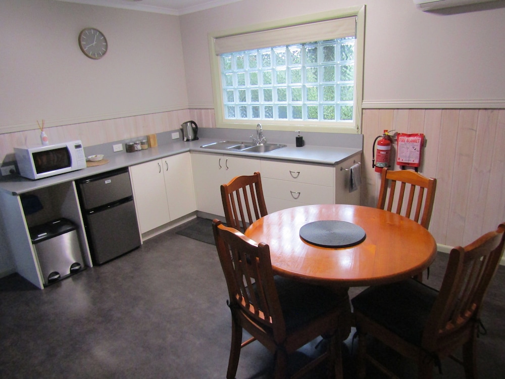 THE CRAYS ACCOMMODATION 34/46