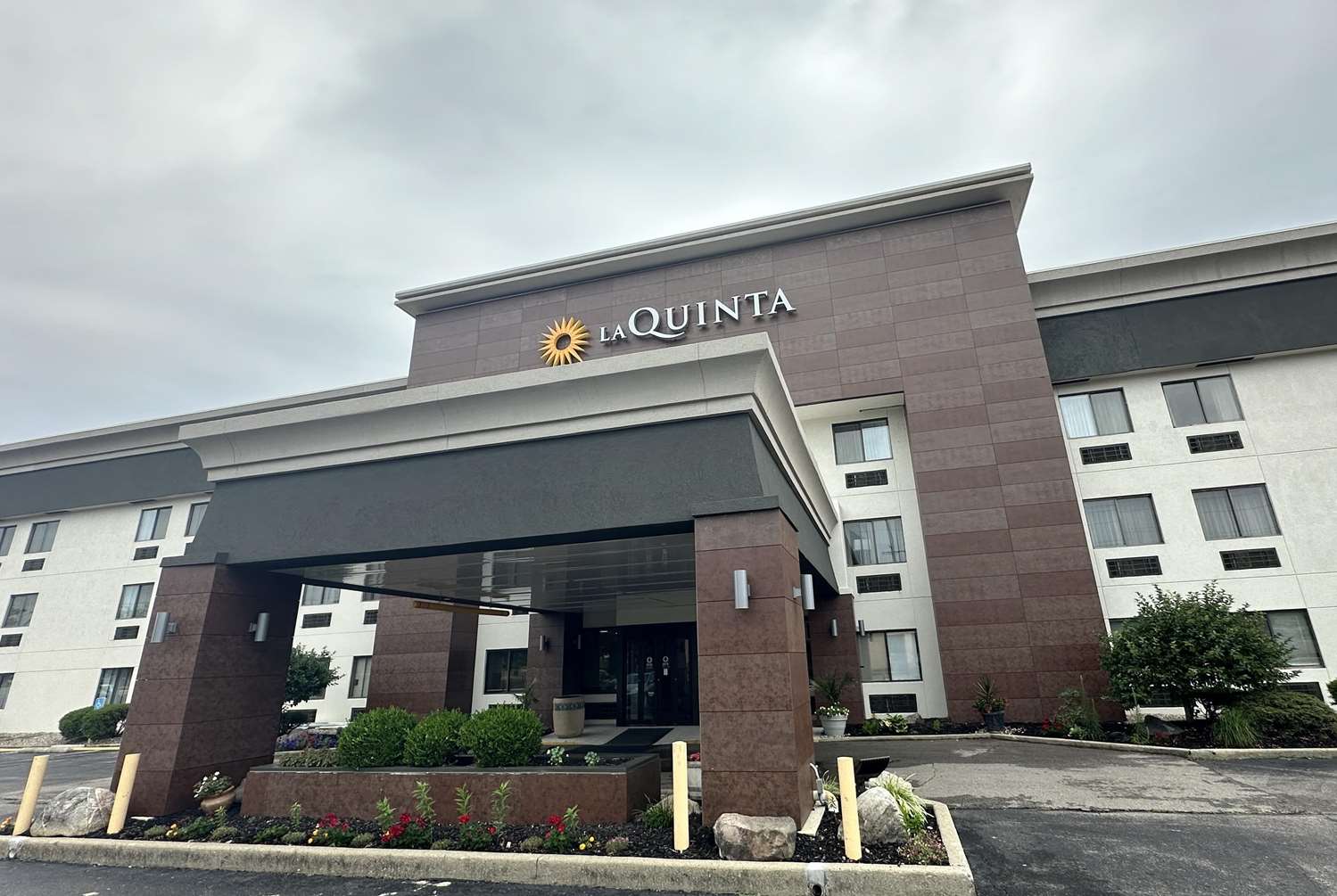 La Quinta Inn and Suites by Wyndham Cincinnati North 2/38