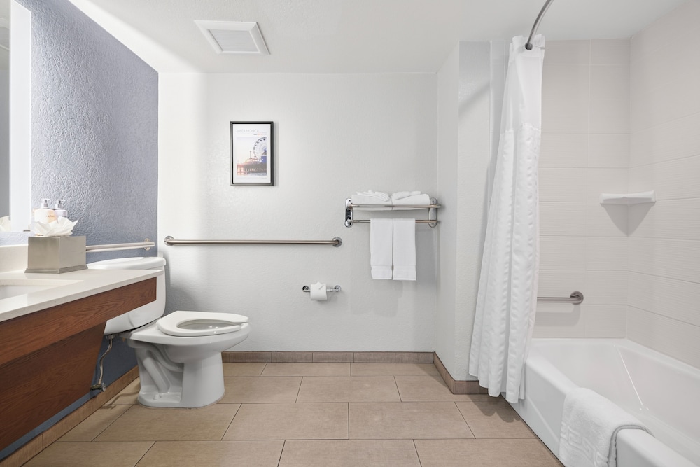 Gateway Hotel Santa Monica 65/65
