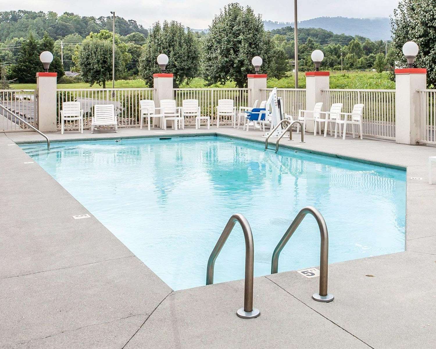 Econo Lodge Newport Smoky Mountains Gateway 1/20