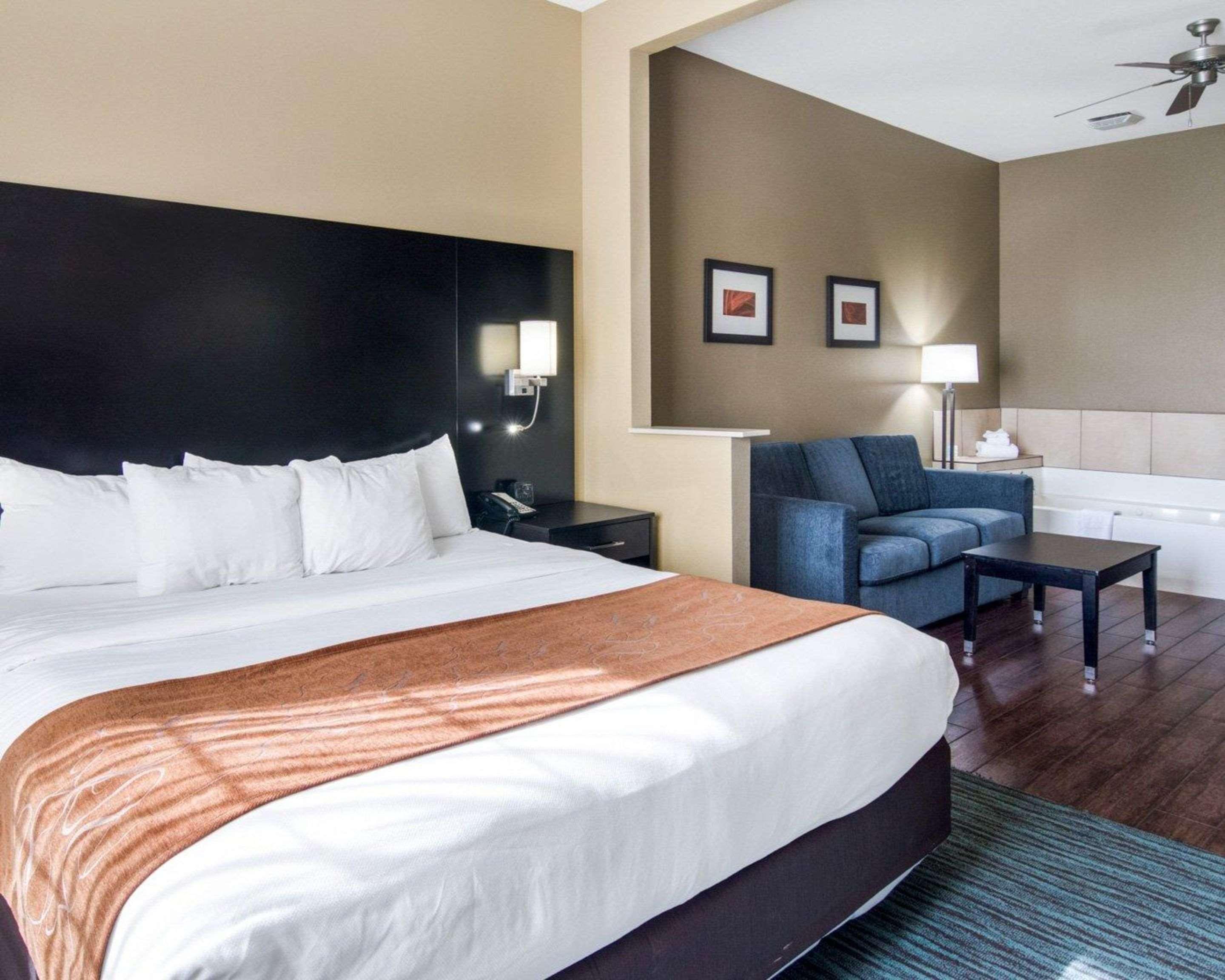 SUITE, KING BED, ACCESSIBLE