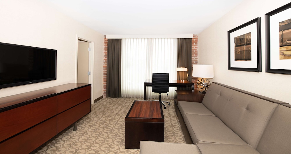 DOUBLETREE BY HILTON HOTEL AND SUITES CHARLESTON AIRPORT 34/60