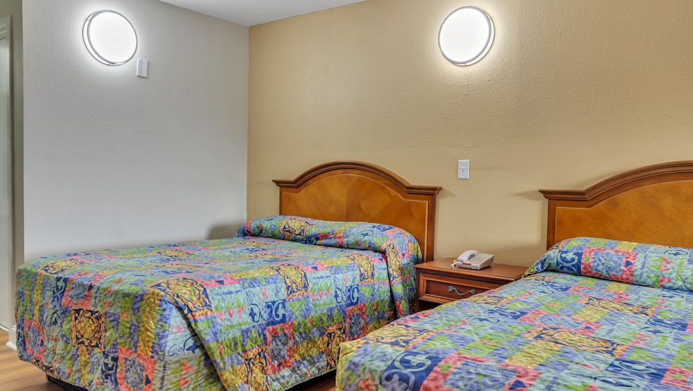 Studios And Suites 4 Less Emporia 22/50