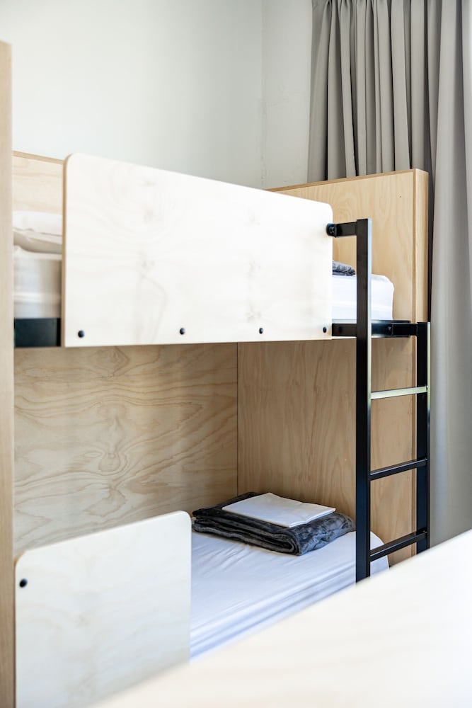 Bunk Backpackers 8/50