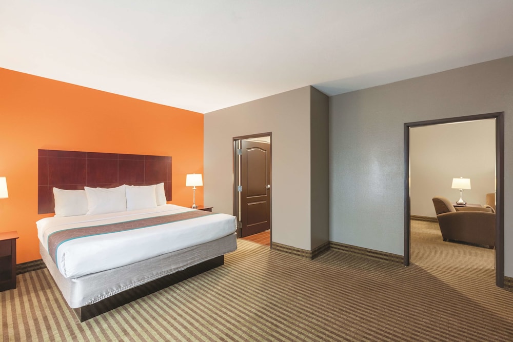 Family Suite, King Bed, Accessible