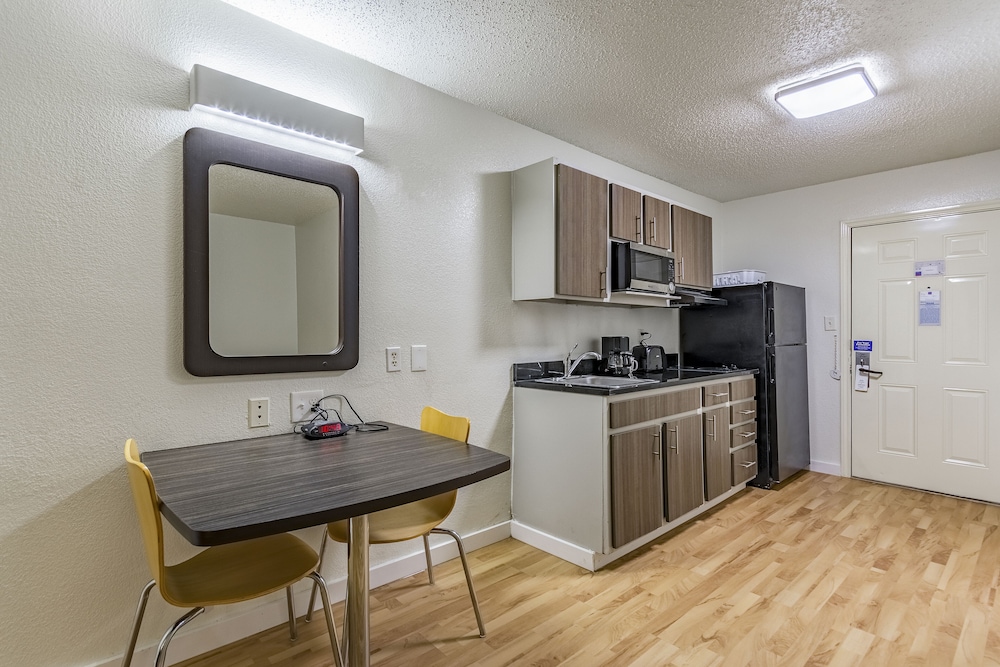 Suburban Studios Dallas Northwest Walnut Hill 27/49