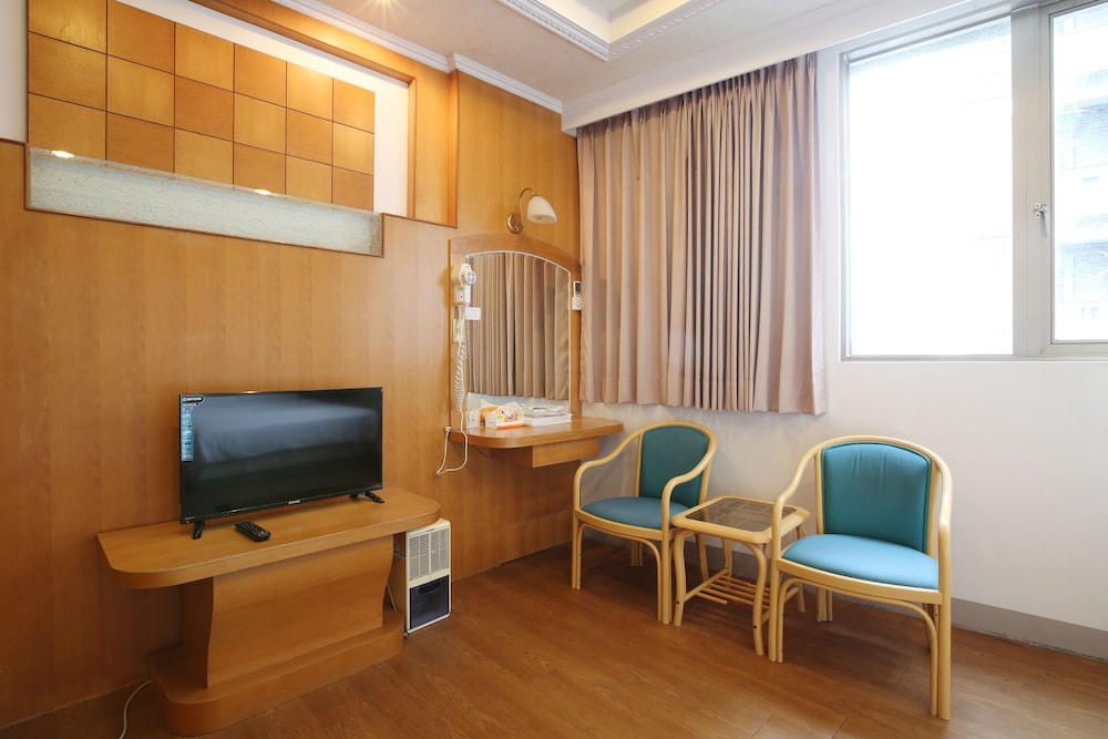 Long Shan Hotel 61/68