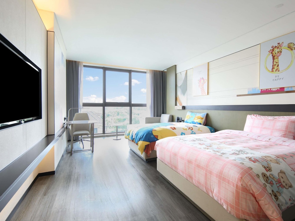 غرفة كلاسيكية عائلية بسرير مزدوج وسرير فردي