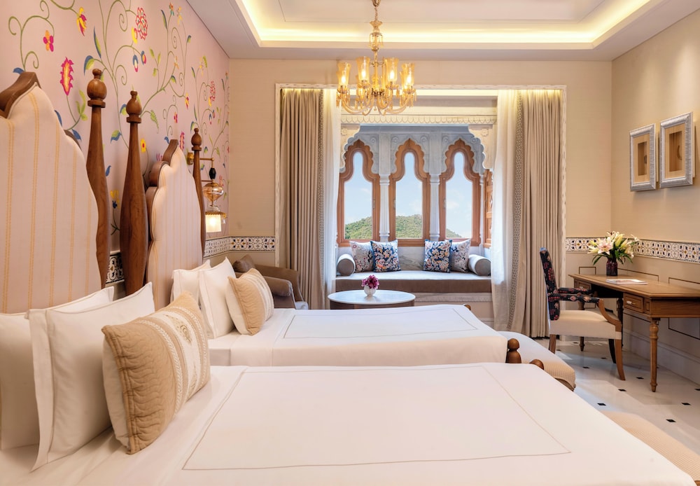 Luxury, Single Bed, Museum View