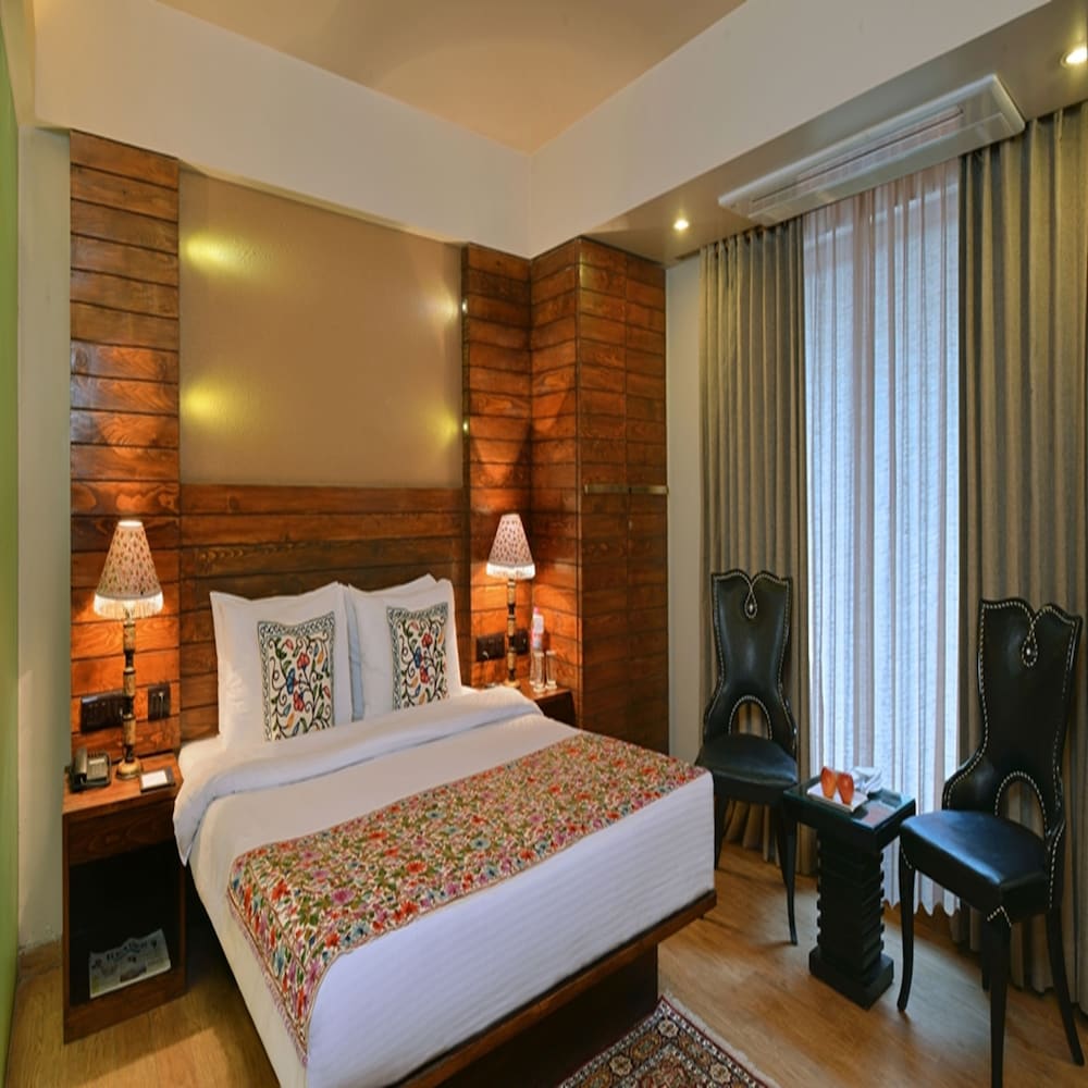 Golden Tulip Srinagar 16/48