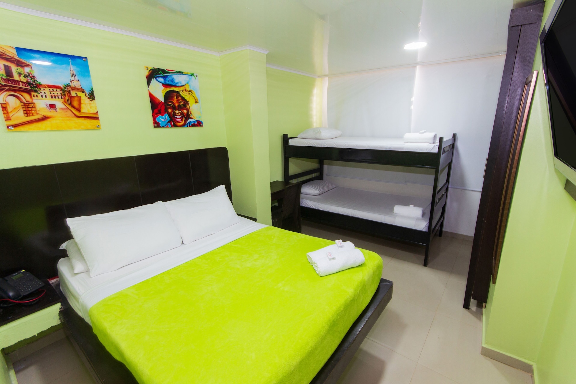 ROOM, QUADRUPLE