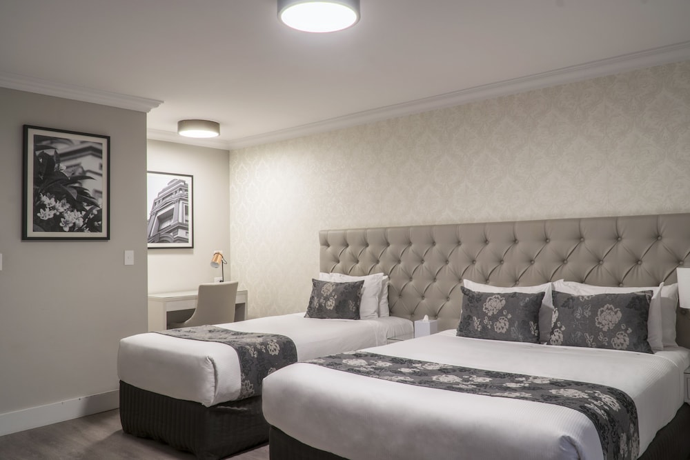 STUDIO, TWIN BEDS