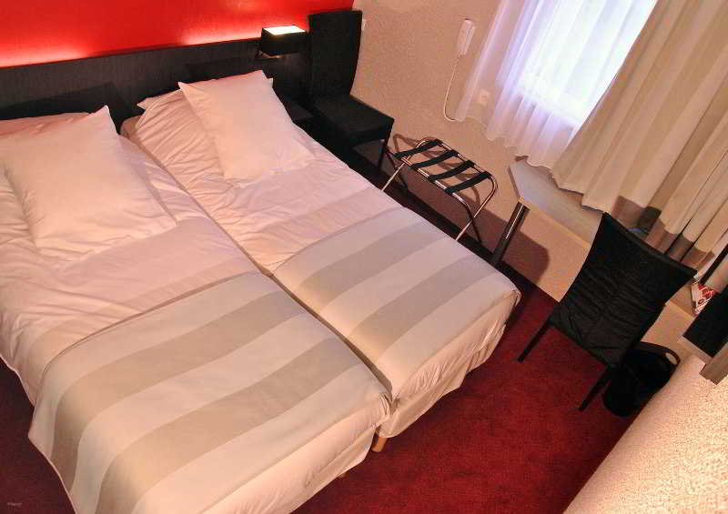 Room, Quadruple
