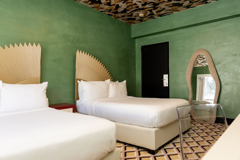 ROOM, 2 DOUBLE BEDS