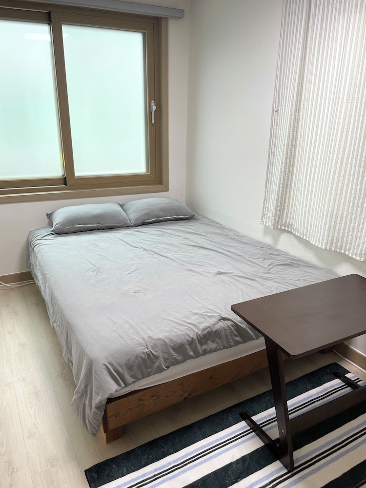 ROOM, DOUBLE BED