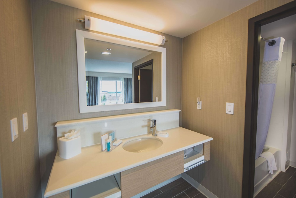 Hampton Inn Suites By Hilton Bolton On Canada 20/46