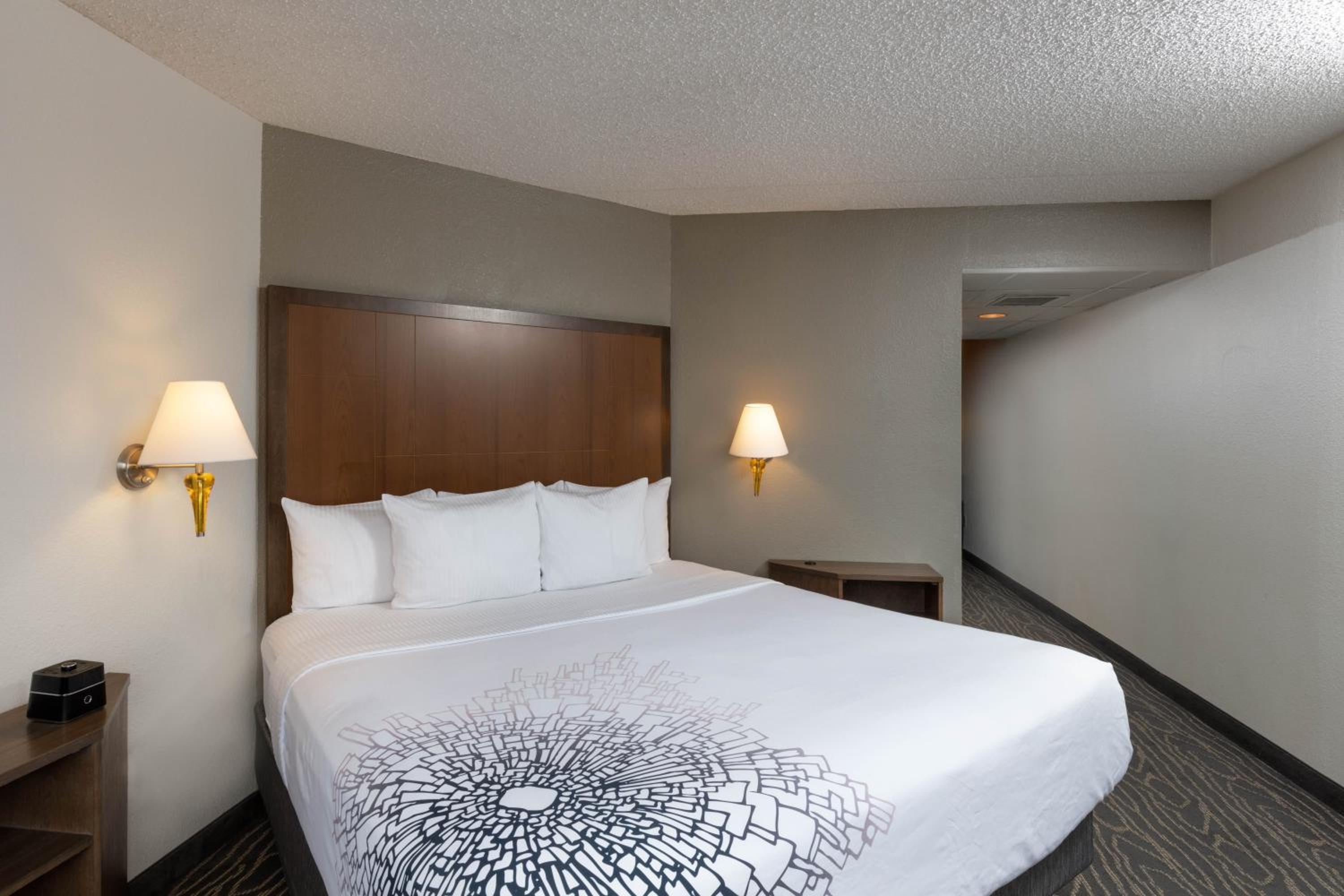 جناح بسرير كينج بغرفة نوم واحدة، La Quinta Inn and Suites by Wyndham Secaucus Meadowlands 4/6