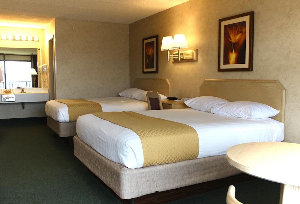 Standard, 2 Queen Beds, South Side