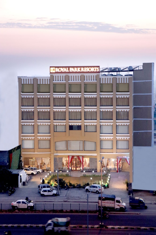 Royal Park Resorts 1/18