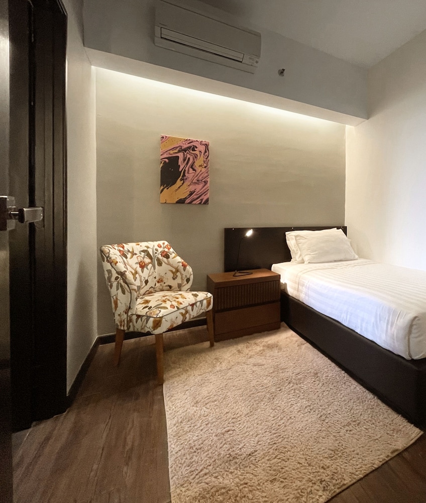 Tropics Eight Suites 16/61