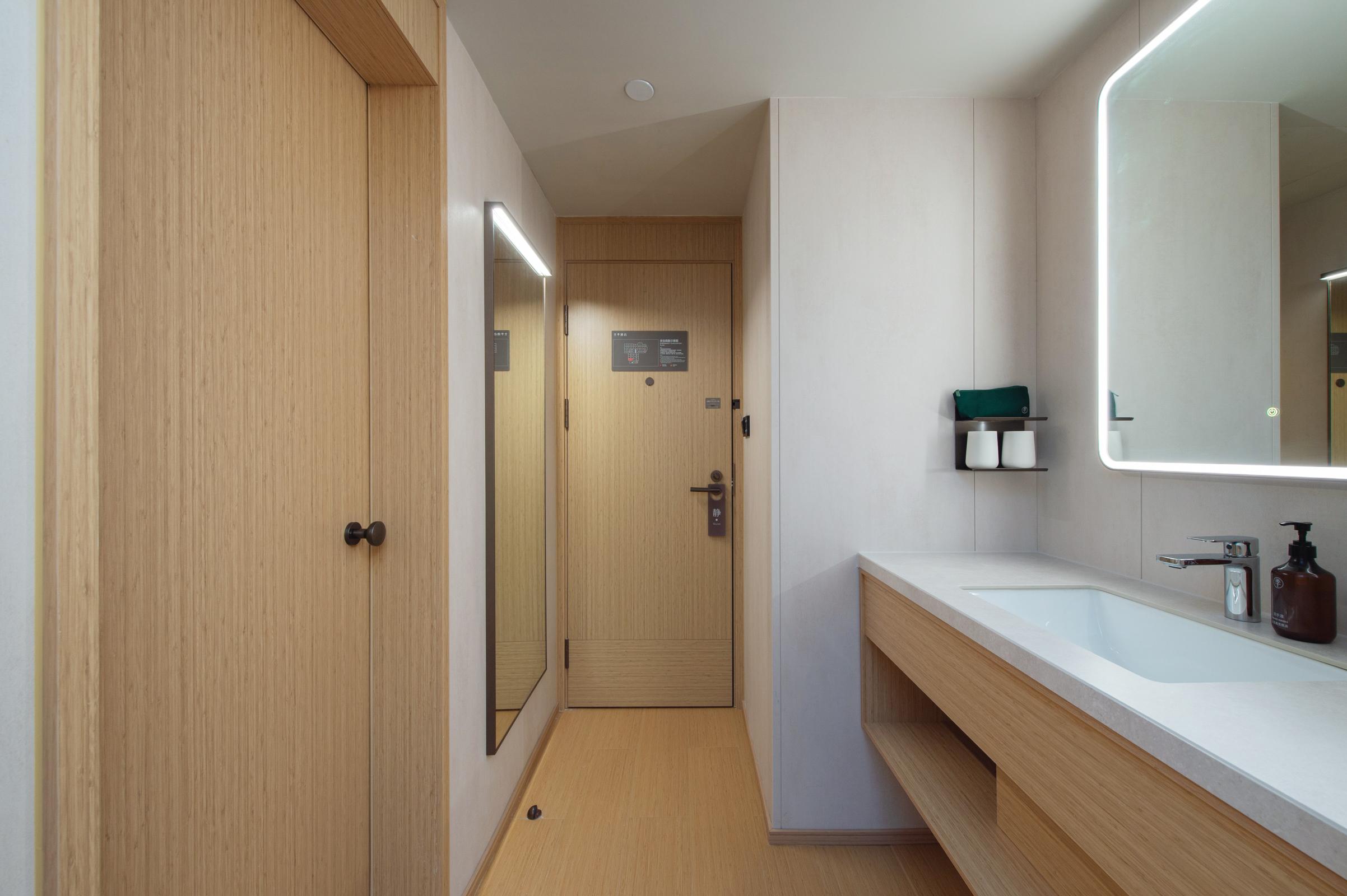Ji Hotel (Guangzhou Tianhe East Railway Station) 49/50