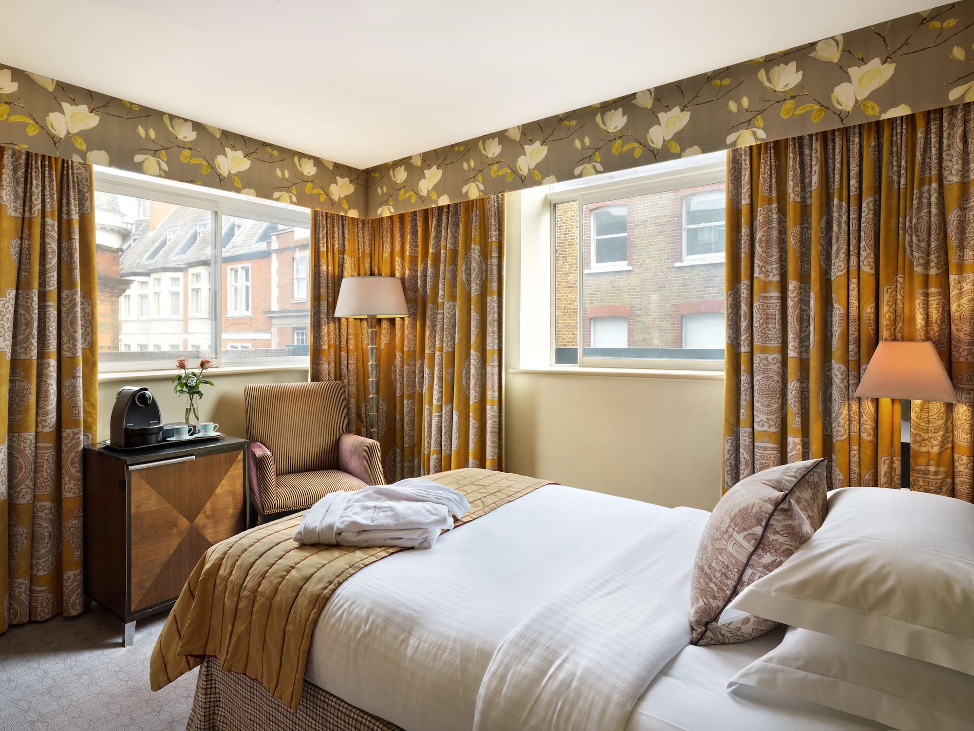 DELUXE, SINGLE BED