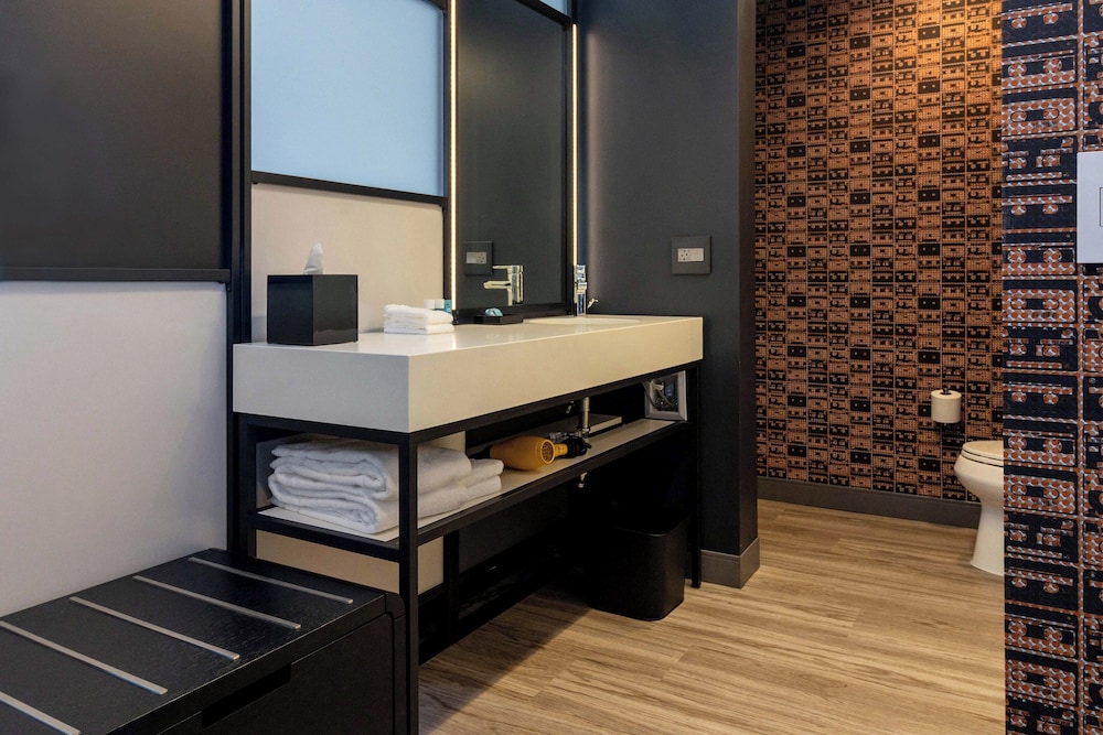 Aloft, King Bed، Aloft St. Louis Cortex 2/2