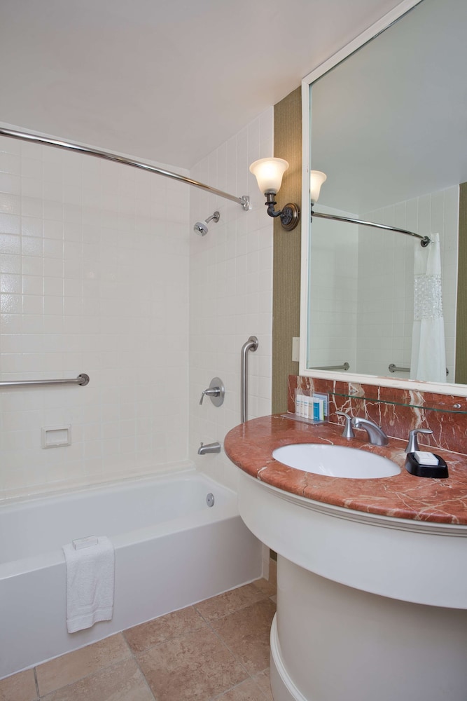 Hampton Inn and Suites Stamford 19/46